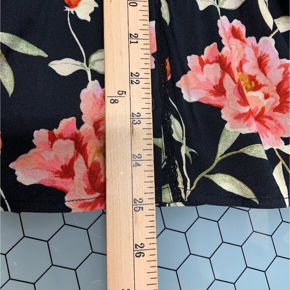 Torrid Tank Top Womens 2 2X 18-20 Black Floral Babydoll Stretch Challis Crochet - Picture 8 of 12